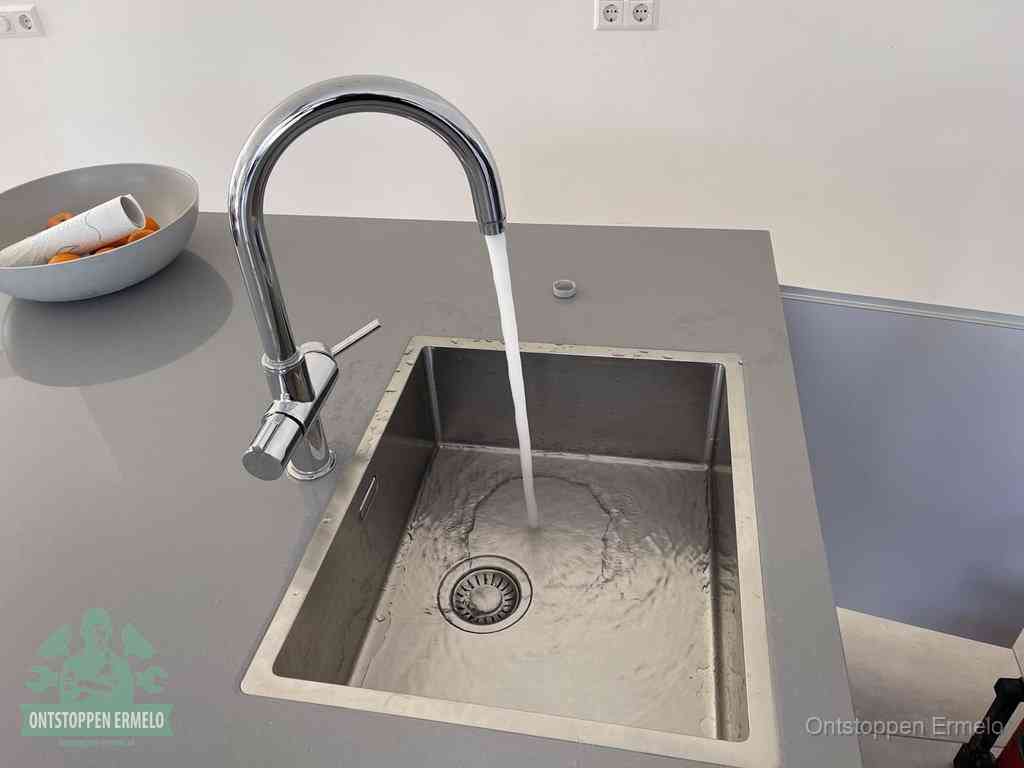 Een vrij doorstromende rvs spoelbak waar het water moeiteloos wegloopt, het resultaat van slim onderhoud dat geld bespaart in Ermelo