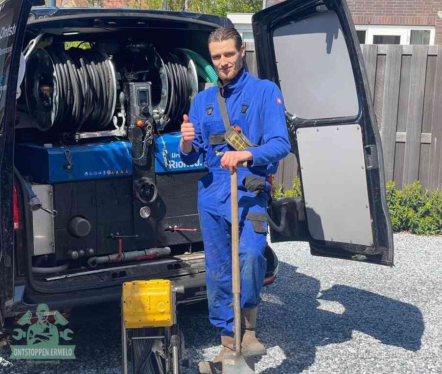 Een tevreden monteur met opgestoken duim naast de bestelbus, slim en snel ingrijpen bespaart geld bij een verstopping in Ermelo
