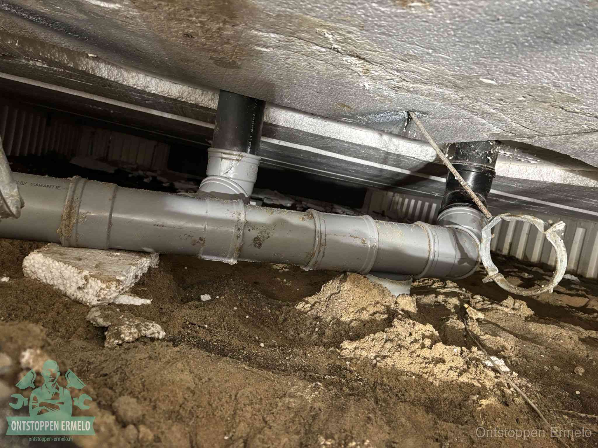 PVC-buizen in de kruipruimte van een gemengd of gescheiden rioolstelsel in Ermelo