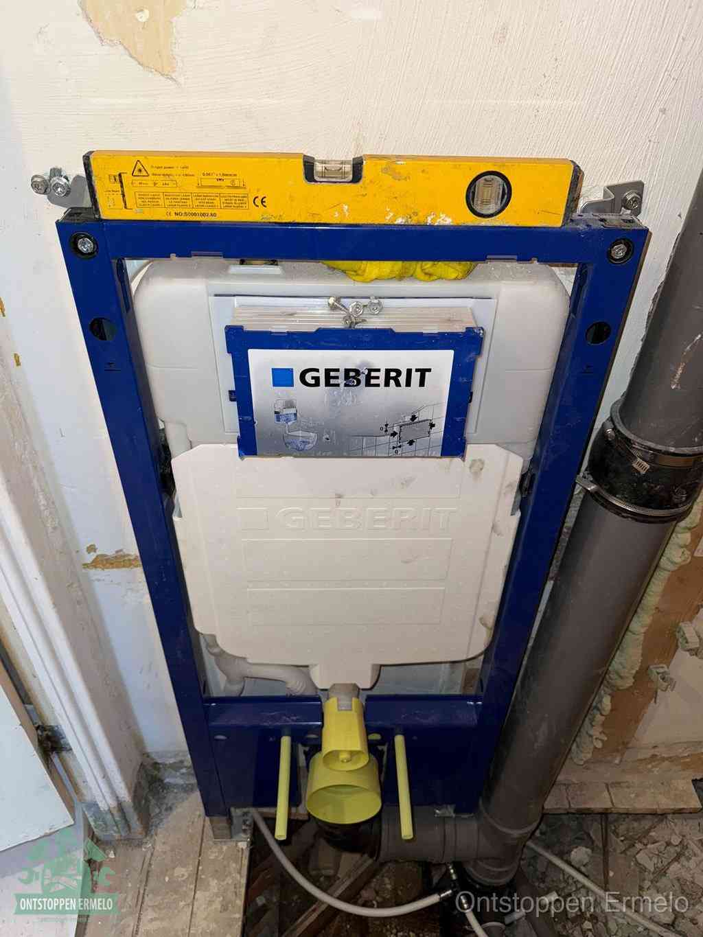 Een Geberit inbouwreservoir met frame voor een hangtoilet tegen de wand, met de afvoerbocht naar de vloer, kenmerkend voor een verstopt hangtoilet in Ermelo