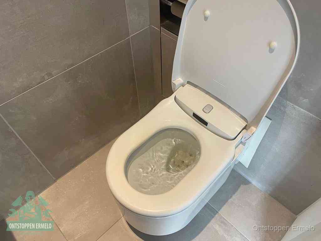 Een toiletpot vol troebel water met drijvend papier en restanten, de meest voorkomende oorzaak van een verstopte wc in Ermelo