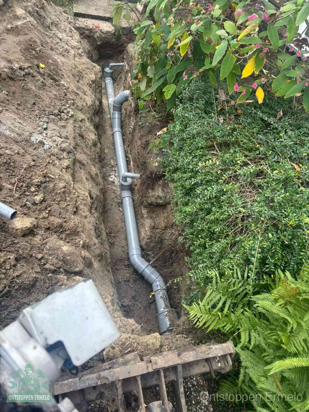 Open sleuf met nieuwe PVC-buizen, riool repareren en vervangen in Ermelo