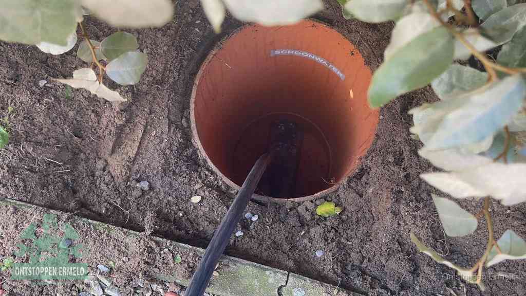 Open inspectieput in de tuin waar een veer rioolvliegjes en stankoverlast aanpakt in Ermelo