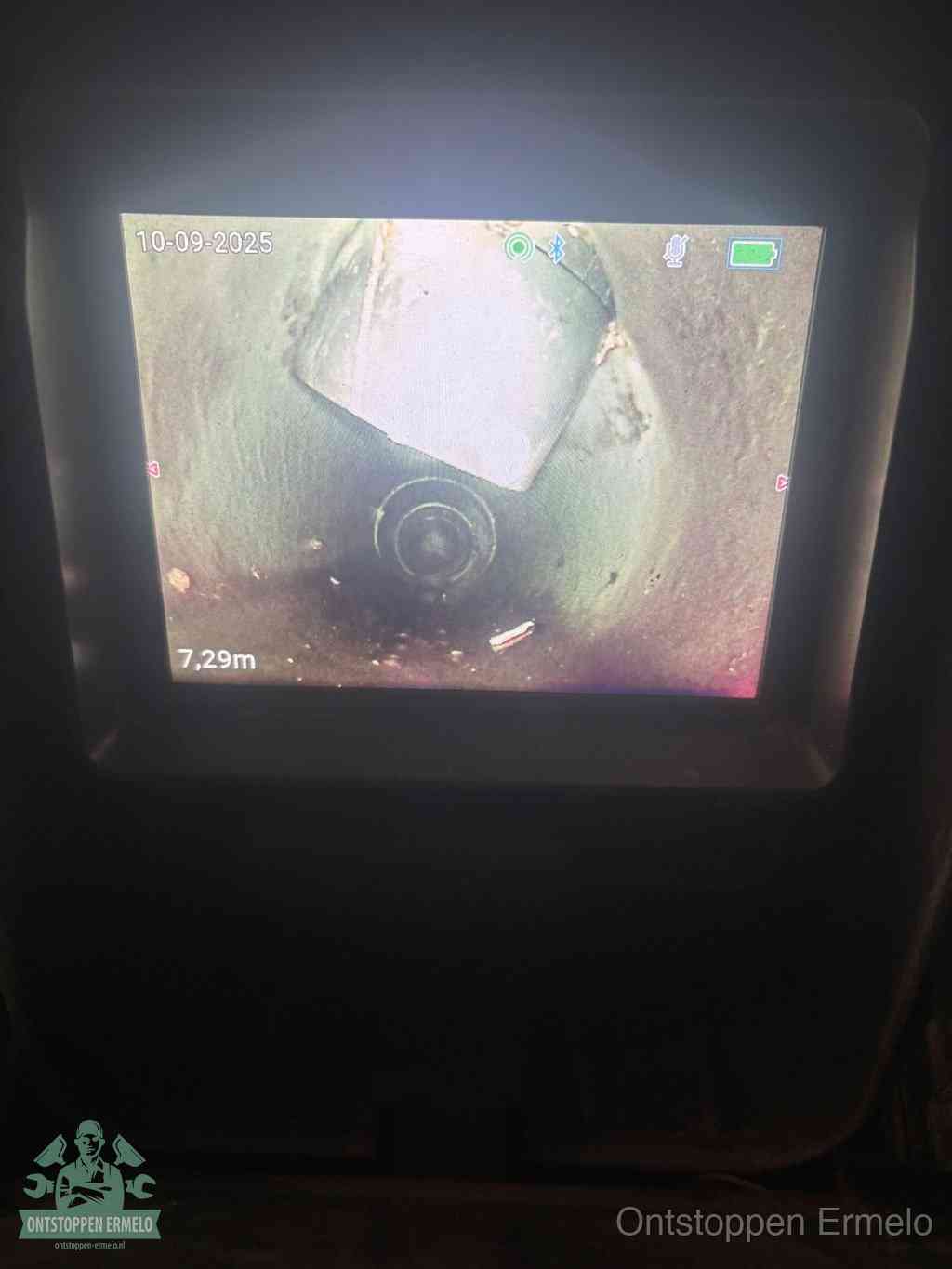 Het scherm van een rioolinspectiecamera toont de binnenkant van de leiding, eerst vaststellen waar de verstopping zit in Ermelo