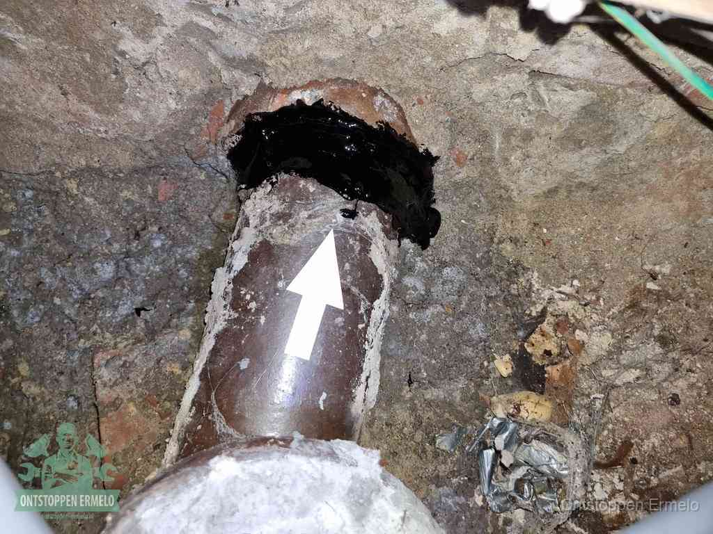 Een oude gres rioolbuis met een beschadigde koppeling onder de vloer, oorzaak van terugkerende structurele wc-problemen in Ermelo