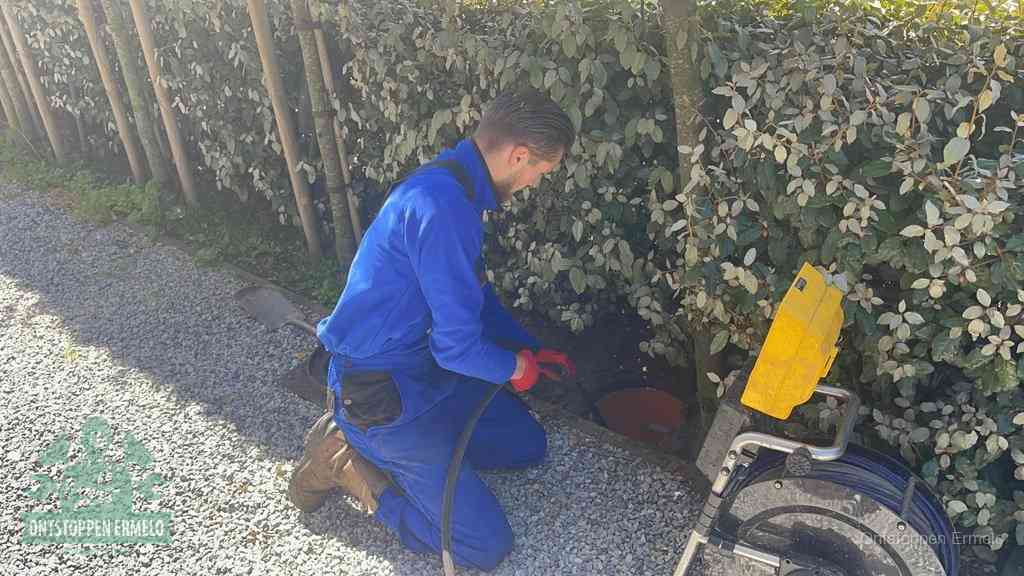 Monteur aan het werk bij een rioolput, de werkwijze voor riool ontstoppen in Ermelo