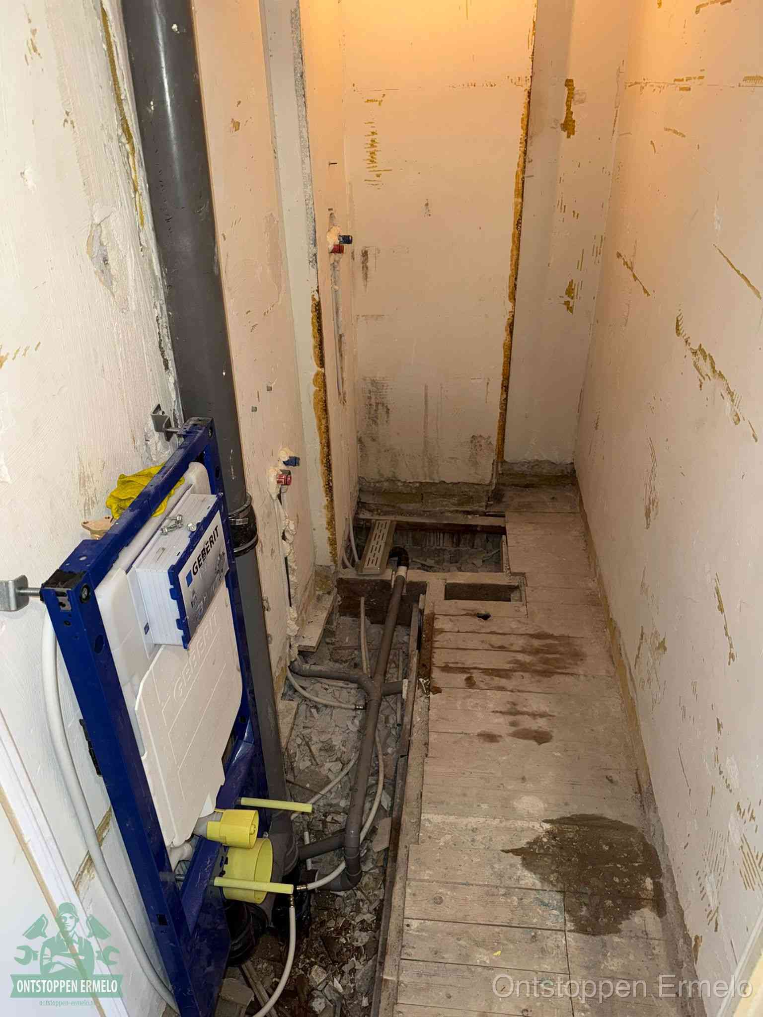 Een opgebroken toiletruimte tijdens renovatie met een Geberit inbouwreservoir en blootliggende oude afvoerleidingen, typisch voor oudere woningen in Ermelo
