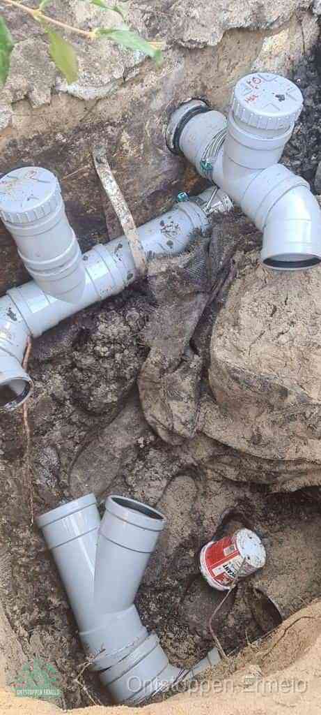 Uitgegraven PVC-rioolleiding waar wortelgroei de buis bereikt in Ermelo