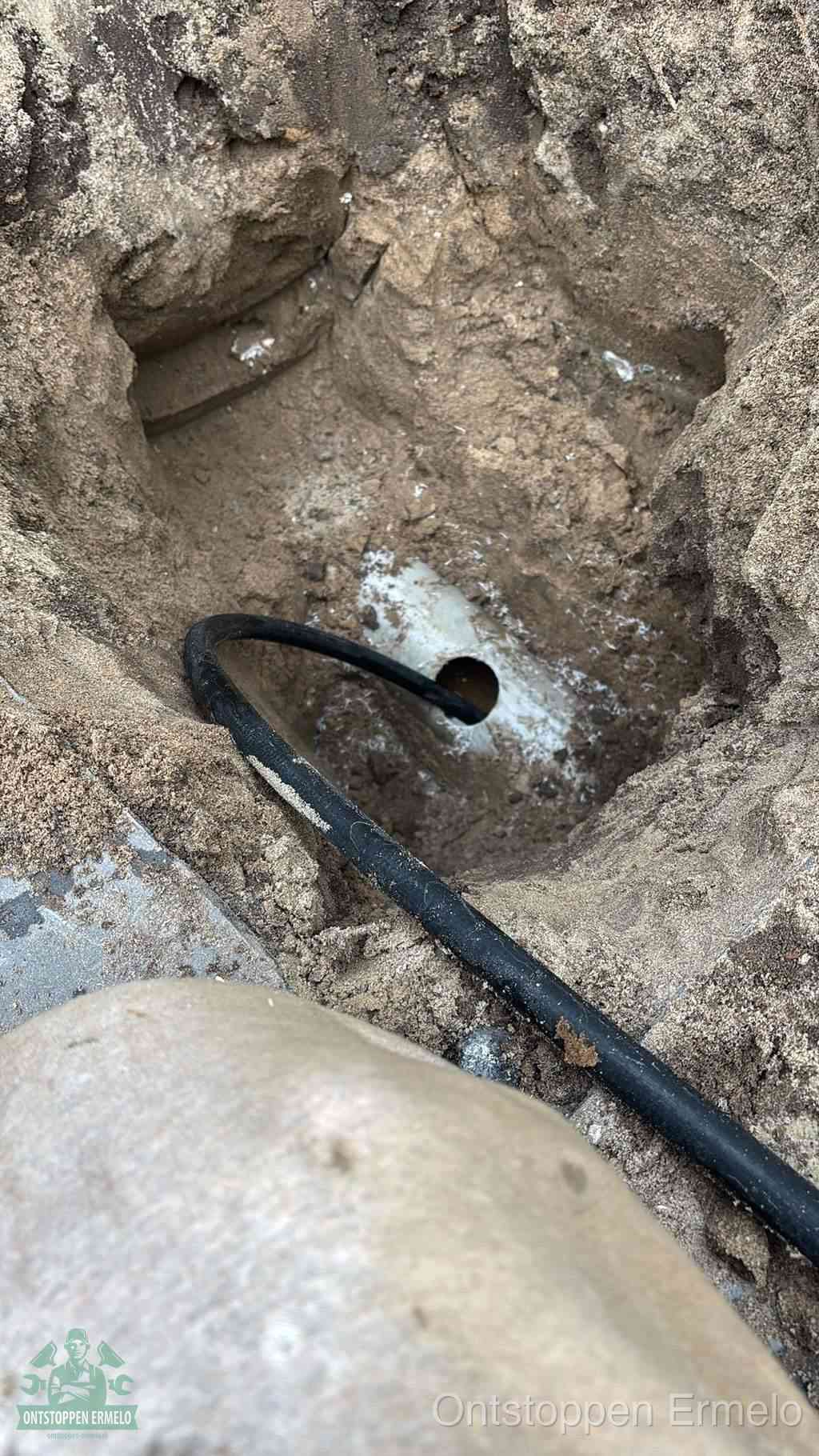 Uitgegraven rioolbuis in de grond, hulp om zelf het riool te ontstoppen in Ermelo